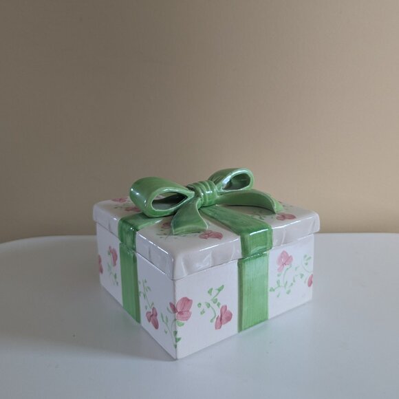 RIBBON PRESENT VINTAGE CERAMIC TRINKET BOX - Picture 1 of 3